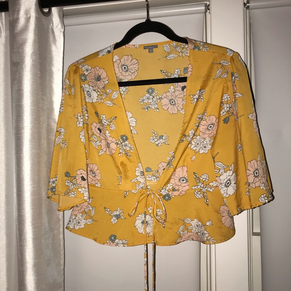 Pretty yellow tie front top 🔆